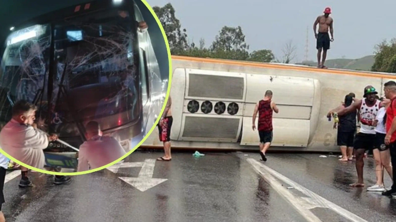El bus se volcó tras derrapar sobre el pavimento mojado por la lluvia en la vía Presidente Dutra en el estado de Río de Janeiro. Foto: @lanceflamengo