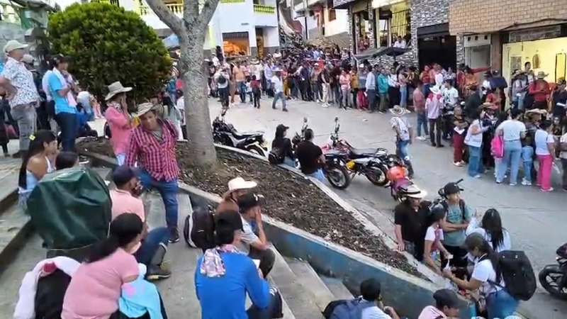 Así se veían las calles del parque de Briceño tras la llegada de las más de 2.000 personas desplazadas. Foto: TANoticias