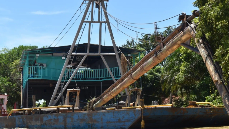 Aunque las autoridades destruyen maquinaria usada para la extracción ilícita de oro en Antioquia, los grupos criminales logran reconstruirla en cuestión de días.