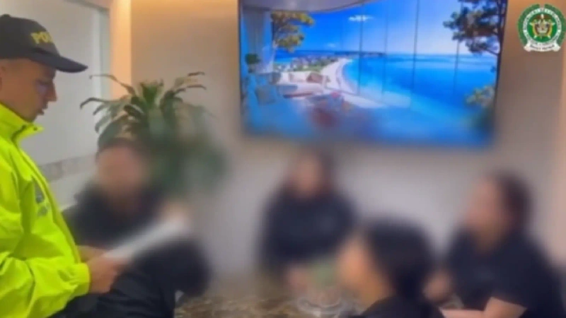 La imagen evidencia el momento de captura de estas 13 personas, señaladas de fraude.