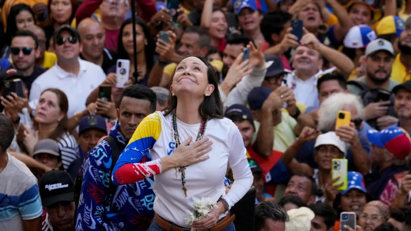 Imagen que destaca a María Corina Machado, líder venezonalana, junto a cientos de venezolanos en plaza pública. Foto: AP - Ariana Cubillos
