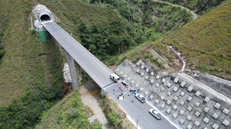 Acceso a uno de los túneles de la nueva vía al mar.