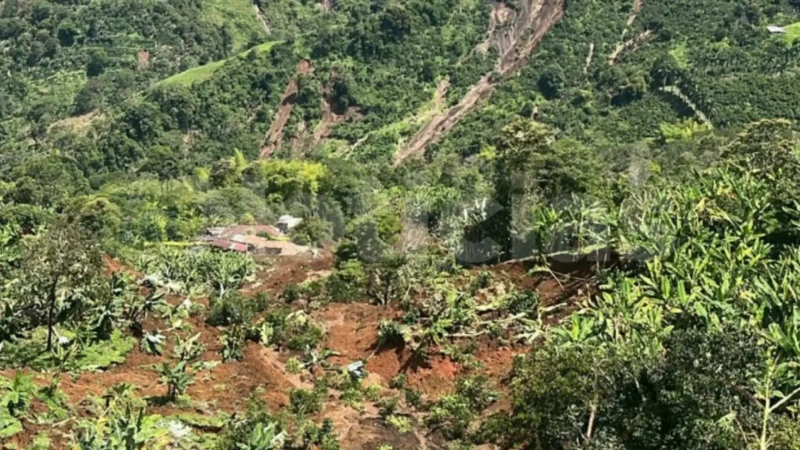 Equipos técnicos del Dagran evaluaron el terreno, realizaron análisis de riesgo y acompañaron la evacuación de viviendas en condición de amenaza.