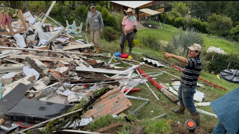 Una menor fallecida y graves daños dejó un deslizamiento en Copacabana. La comunidad señala posibles intervenciones en la montaña y las autoridades analizan el origen del movimiento en masa.