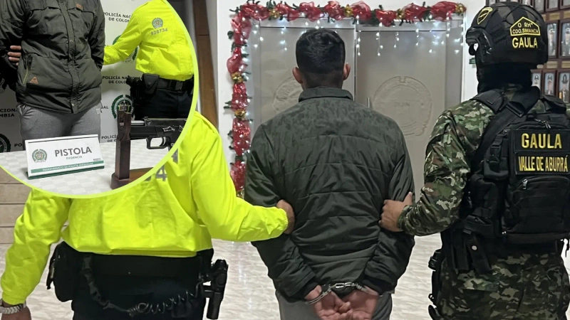 En la imagen el momento de llegada a reseñas del capturado, conocido como alias Richard del Frente 36 de las FARC.
