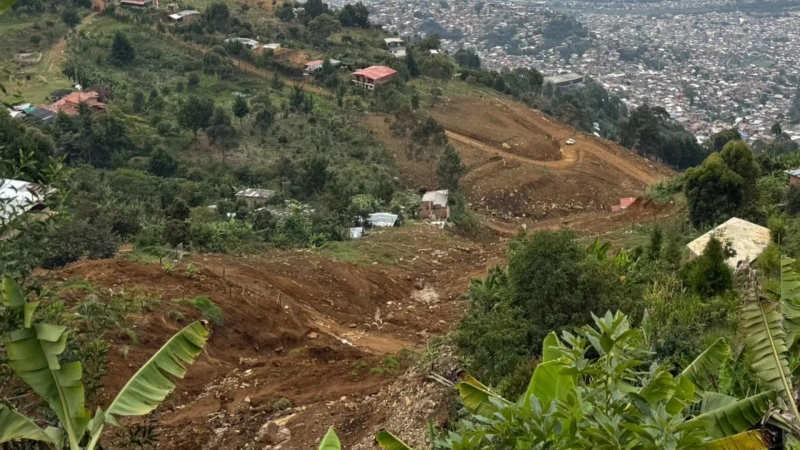 Habitantes de la vereda Granizal siguen en alerta por nuevas filtraciones de agua en el terreno donde ocurrió el deslizamiento que dejó 27 fallecidos en Bello.