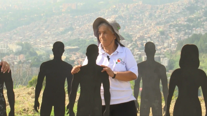 Madres buscadoras realizan un acto simbólico en La Escombrera de la Comuna 13, donde continúan la búsqueda de personas desaparecidas en uno de los escenarios forenses más desafiantes del país.