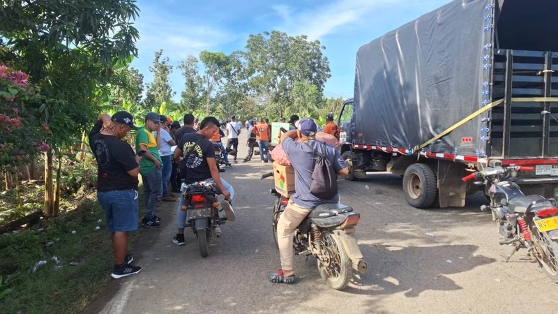 Campesinos de Urabá cerraron por completo la vía Arboletes–San Juan de Urabá y exigen diálogo, entrega de tierras y acciones de la Agencia Nacional de Tierras. Más de 300 vehículos permanecen detenidos