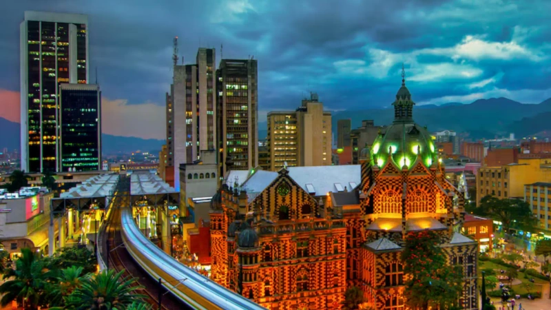 2. Optimismo ciudadano sube en Medellín, mientras crecen alertas por pobreza infantil y riesgo urbano