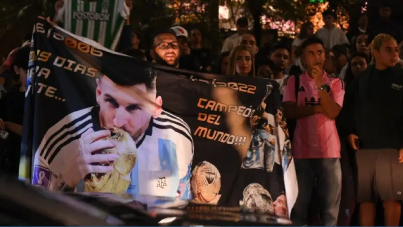 Lionel Messi desató la locura en centenares de aficionados en la capital antioqueña