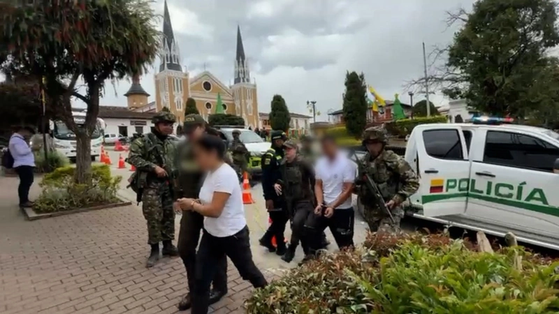 Fotografía de la captura por parte de las autoridades de Antioquia de un hombre y una mujer en el municipio de Abejorral. Foto: cortesía.