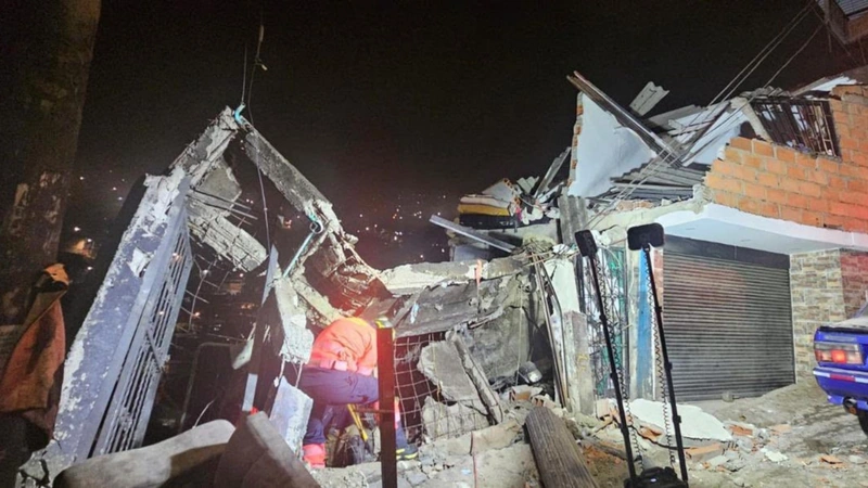 Así quedó la estructura colapsada que afectó a cinco viviendas en Medellín. Foto: Dagrd.