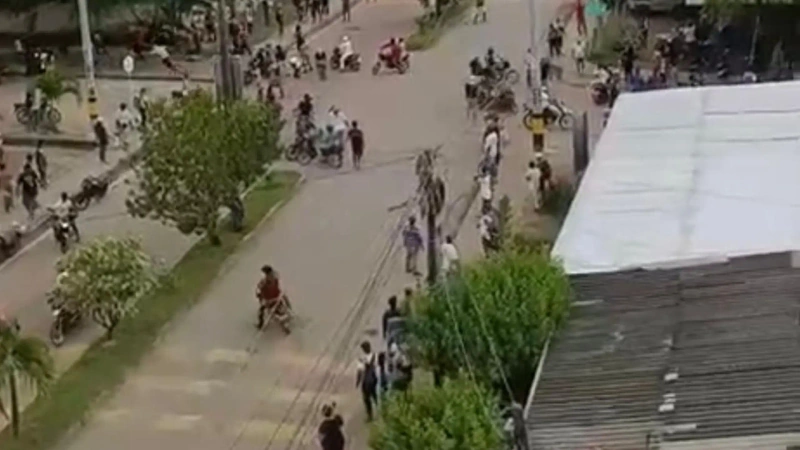 La situación de orden público se trasladó a la zona urbana de Necoclí, donde hubo confrontaciones entre los manifestantes y la fuerza pública. Foto: Cortesía.