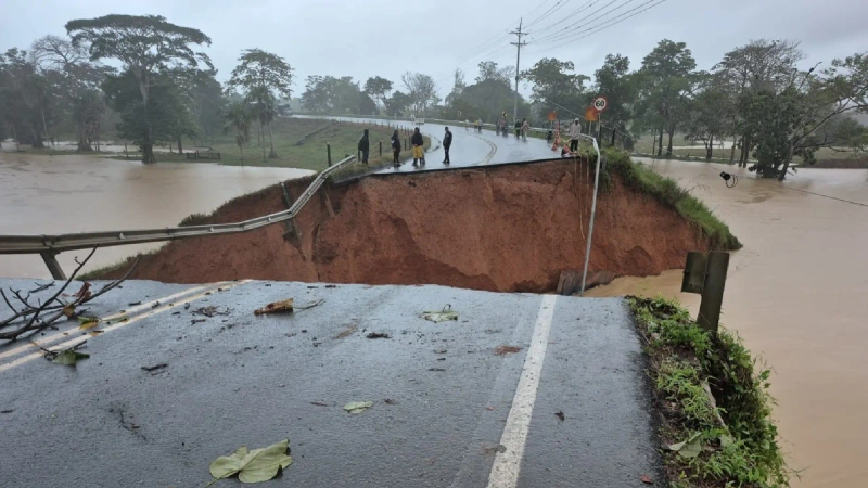 Así quedó el puente que se llevó el río Mulatos en la vía que comunica al Urabá antioqueño con Montería. Foto: Cortesía