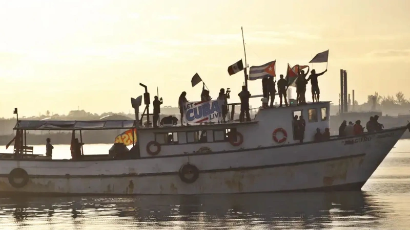 La llegada de la flotilla ha generado controversia entre los países a favor y en contra de Cuba. Foto: Imagen: Angelo Mastrascusa/Anadolu/picture alliance para DW