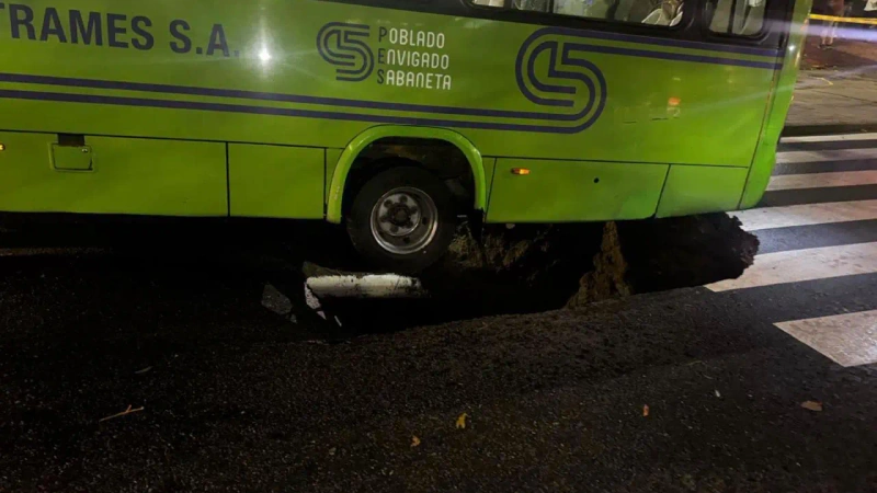 Las autoridades bloquearon el paso en ambos sentidos mientras equipos técnicos inspeccionan la zona afectada. Foto: cortesía.
