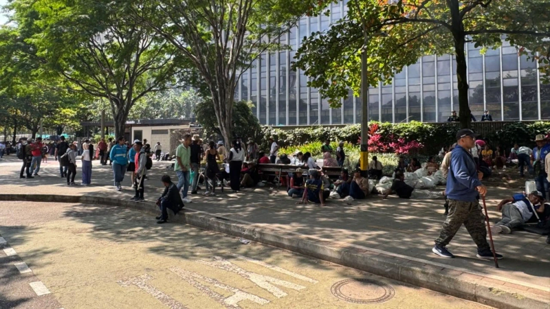 La minga indígena bloquea el Centro Administrativo La Alpujarra donde están la Gobernación de Antioquia y la Alcaldía de Medellín. Foto: Teleantioquia.