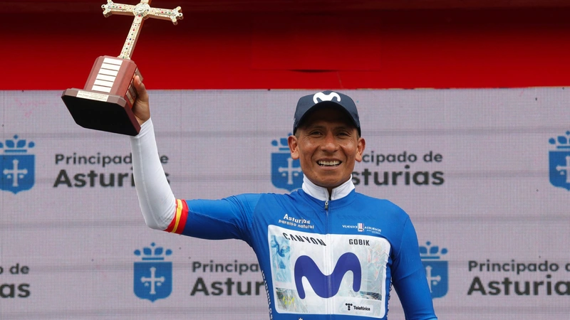Nairo Quintana con el trofeo de la Vuelta a Asturias. Tomado de Movistar Team.