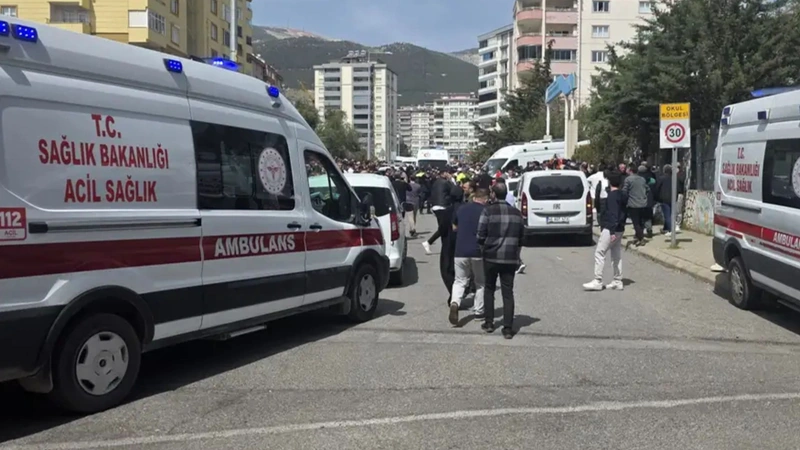 Imagen de la escena a las afueras del colegio en Turquía. Foto: tomada de DW.