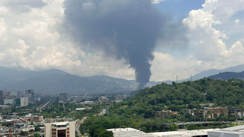 Autoridades de gestión del riesgo del municipio de Itagüí atienden un incendio de grandes magnitudes. Foto: Servicio Informativo Teleantioquia