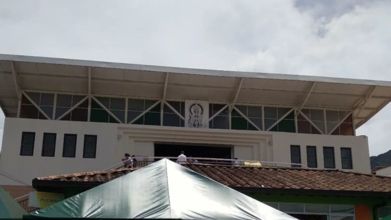 El sujeto aprovechó que el lugar quedó vacío tras la celebración religiosa. Foto: cortesía