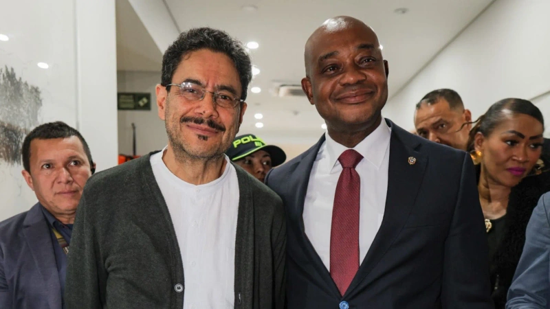 Pese a retirarse de la contienda presidencial, el excanciller seguirá apareciendo en el tarjetón que se le entregará a los votantes el próximo 31 de mayo. Foto: tomada de X @LuisGMurillo