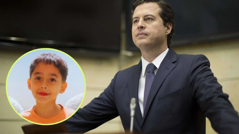 Director del Nuevo Liberalismo, Juan Manuel Galán, y Kevin Acosta, quien murió esperando tratamiento para la hemofilia por parte de Nueva EPS. Foto: cortesía.