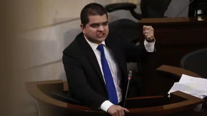 La investigación contra Julián Bedoya se centra en las presuntas irregularidades relacionadas con su grado como abogado. Foto: cortesía