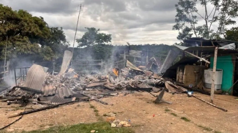 Vivienda incinerada en Remedios al parecer por grupos armados. Foto: Captura de video.