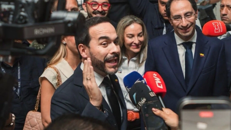 De la Espriella aseguró que la supuesta estructura opera en la región Caribe y estaría integrada por más de una veintena de políticos, congresistas y empresarios. Foto: cortesía campaña Abelardo de la Espriella