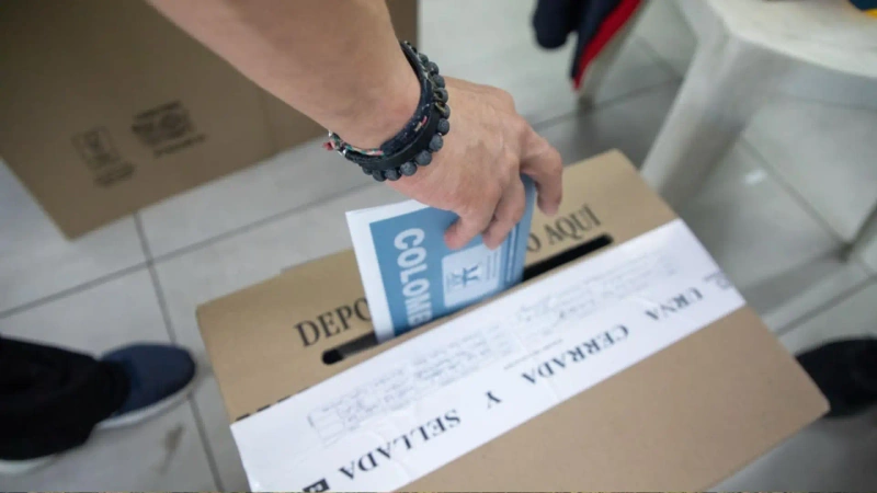 Organismos de control, autoridades electorales y observadores internacionales coincidieron en destacar el desarrollo de la jornada y la alta participación ciudadana. Foto: cortesía Registraduría