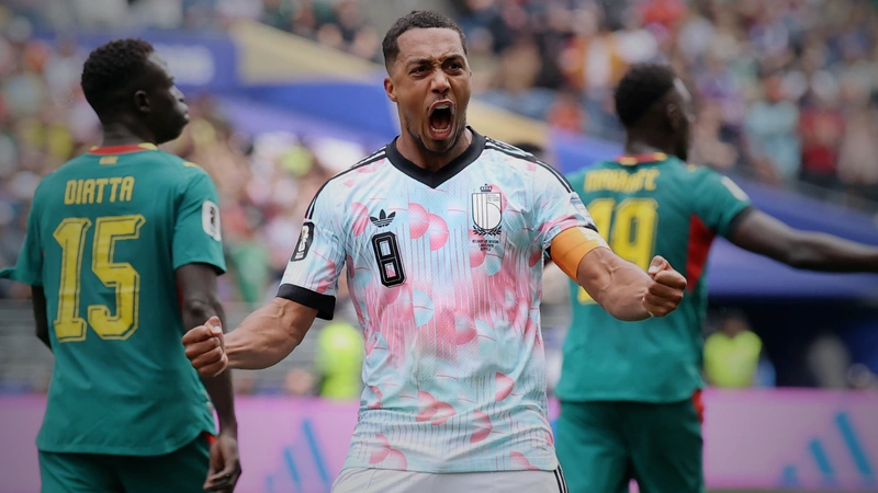 Youri Tielemans se convirtió en el héroe de Bélgica tras clasificarlos a octavos de final con doblete sobre Senegal. Foto: AFP.