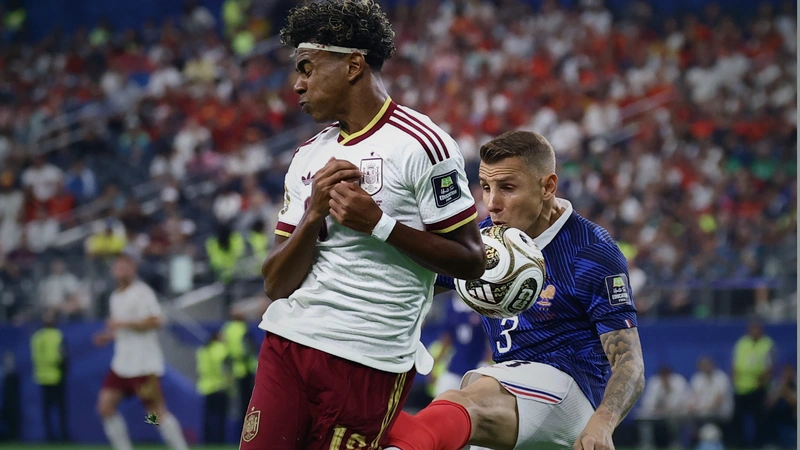 El momento en que Lucas Digne le comete penalti a Lamine Yamal. Tomado de AFP.