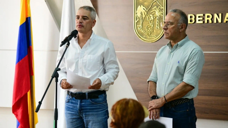 El gobernador de Antioquia, Andrés Julián Rendón, presentó cinco propuestas que, según afirmó, deberían ejecutarse durante los primeros 100 días del gobierno de Abelardo de la Espriella. Foto: cortesía Gobernación de Antioquia