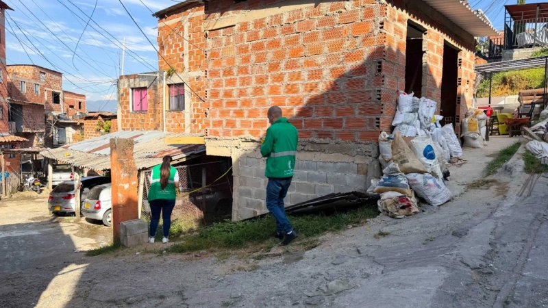Según informó la Administración distrital, durante la intervención encontraron nuevas construcciones, ampliaciones y adecuaciones en una zona que presenta restricciones para este tipo de desarrollos. Foto: cortesía Alcaldía de Medellín