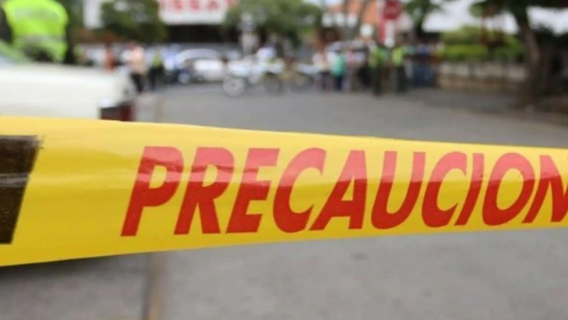 La Policía y la Fiscalía recolectan pruebas para establecer el móvil del homicidio y reconstruir lo ocurrido dentro de la vivienda. Foto: cortesía