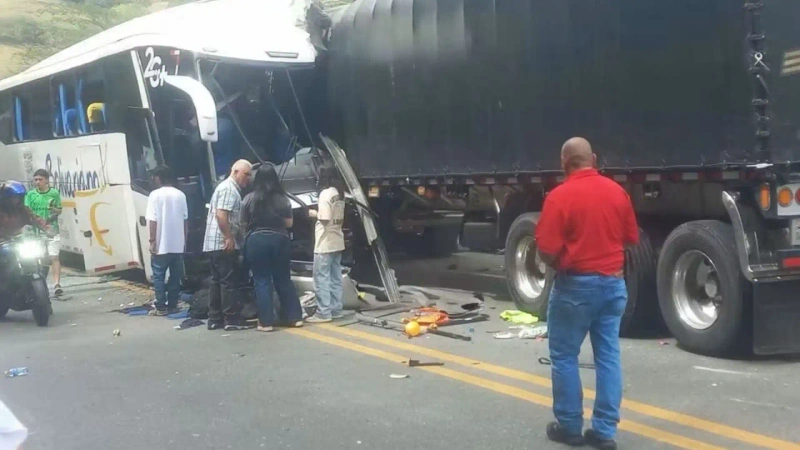 Una de las víctimas fatales es el conductor de bus de servicio intermunicipal. Foto: Denuncias Antioquia.