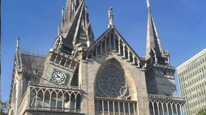 La Catedral sigue cerrada tras el colapso de parte de una torre y la caída de su cruz monumental. Foto: cortesía.