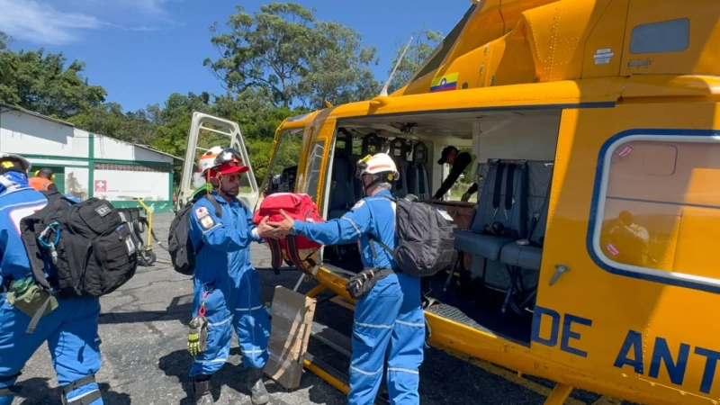La Gobernación dispuso cuatro helicópteros civiles que partieron hacia Chocó con 18 rescatistas especializados de la Cruz Roja Colombiana y la Defensa Civil. Foto: cortesía Gobernación de Antioquia