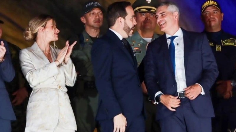 El gobernador de Antioquia, Andrés Julián Rendón Cardona, junto al presidente electo, Abelardo de la Espriella, y su esposa Ana Lucía Pineda. Foto: cortesía Gobernación de Antioquia