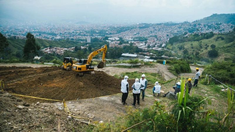 Según la JEP, los equipos forenses han removido cerca de 63.000 metros cúbicos de material y han logrado recuperar siete cuerpos en La Escombrera. Foto: cortesía JEP