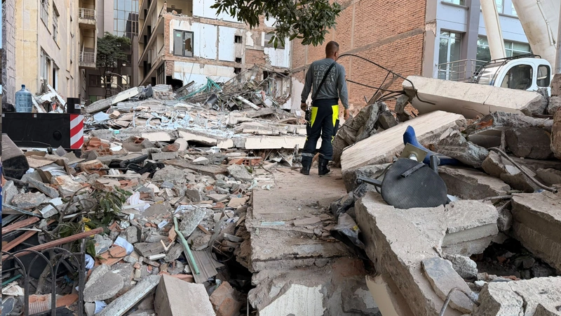 Las autoridades solicitaron a los ciudadanos no acercarse al área acordonada ni ingresar en vehículos o como peatones porque varias estructuras presentan riesgo de colapso. Fotos: Yeison Gualdrón / Teleantioquia