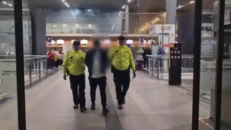 De acuerdo con las autoridades, alias ‘Bam Bam’ intentaba escapar hacia Lima, Perú, utilizando un pasaporte falso. Foto: captura de video