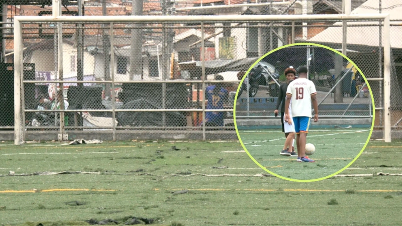 El mal estado de la cancha sintética El Raizal, en Manrique, preocupa a los clubes deportivos y habitantes del sector. Fotos: Teleantioquia y cortesía