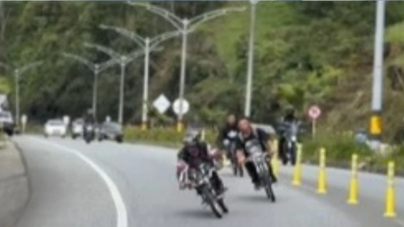 Esta práctica consiste en descender por carreteras de alta pendiente en bicicletas modificadas que pueden alcanzar velocidades de hasta 100 kilómetros por hora. Foto: captura de video de redes sociales