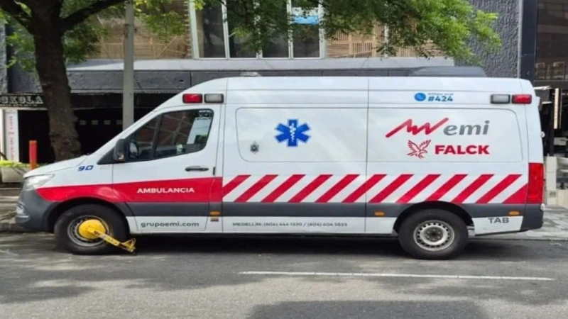 Agentes de Movilidad y Tránsito de Medellín instalaron un cepo a una ambulancia que estaba estacionada en un lugar prohibido sobre la avenida 33. Foto: tomada de redes sociales