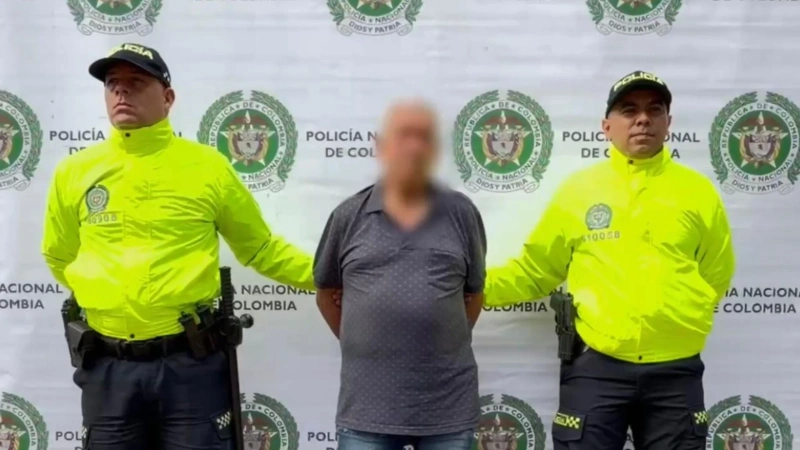 Las autoridades capturaron al hombre mediante una orden judicial por los delitos de homicidio agravado y fabricación, tráfico y porte de armas de fuego. Foto: cortesía Alcaldía de Medellín
