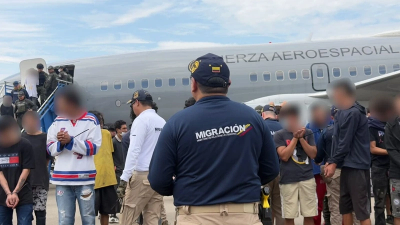 Los procedimientos se realizaron durante controles migratorios coordinados por Migración Colombia, la Policía Nacional y la Alcaldía de Medellín en medio del megaoperativo realizado en la ciudad este 27 de octubre. Foto: cortesía Migración Colombia