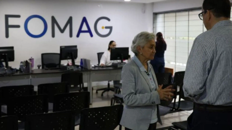Cientos de personas llegan cada mañana a la sede del Fomag en Laureles, Medellín, en busca de atención para los docentes y sus familias. Foto: cortesía Mineducación
