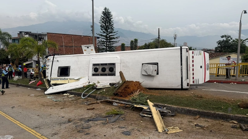 Falleció una mujer que iba en un bus de turismo en la avenida Barranquilla, en Medellín. Foto; cortesía